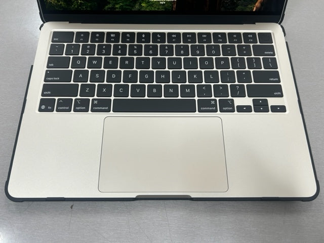 Apple 13in MacBook Air  M4 Chip 10 Core GPU 8 Core GPU 256GB SSD 16GB RAM  A3240 Starlight (MW0Y3X/A)
